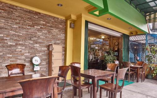 Exterior view, Twins Hotel near Museum Bank Indonesia