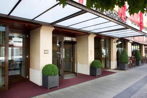 Entrance, Royal Manotel Hotel in Geneva