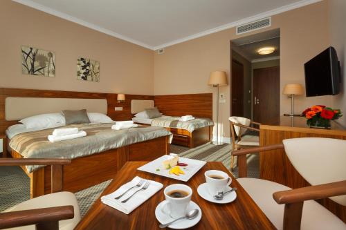 1 king bed, 1 twin bed