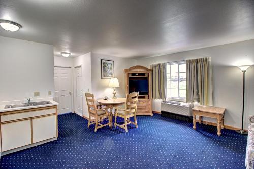 Days Inn & Suites by Wyndham Lolo - main image