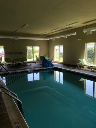 Úszómedence, Countryview Inn & Suites in Robinson