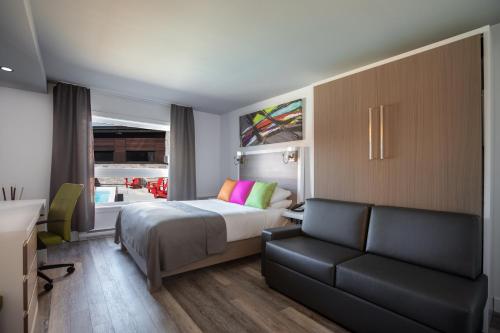 Hotel V Hotel V is perfectly located for both business and leisure guests in Gatineau (QC). The hotel has everything you need for a comfortable stay. To be found at the hotel are 24-hour front desk, facilitie