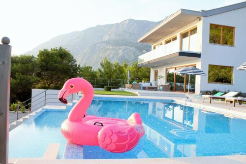 Villa Yanko, free parking, heated pool, sea view, own children's playground, excellent facilities