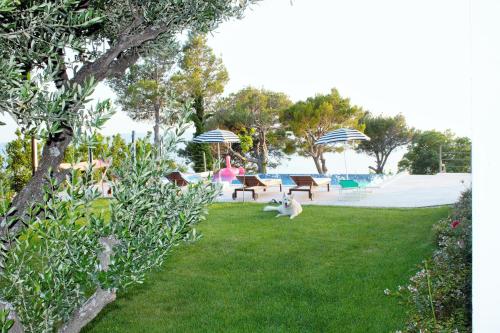 Villa Yanko, free parking, heated pool, sea view, own children's playground, excellent facilities