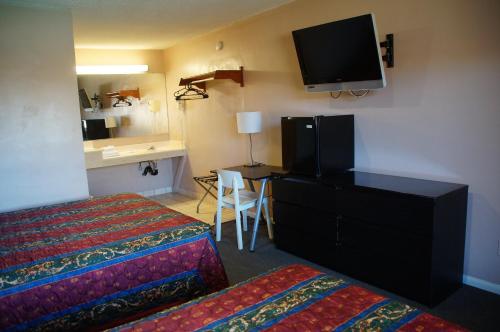 City Center Motel City Center Motel is conveniently located in the popular Long Beach area. The property offers a wide range of amenities and perks to ensure you have a great time. Service-minded staff will welcome and