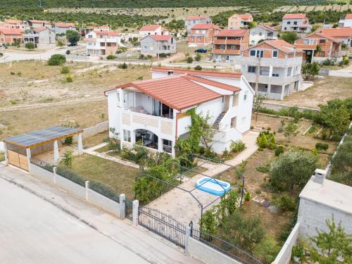  Apartment Larisa, Pension in Gornji Karin bei Fratrović