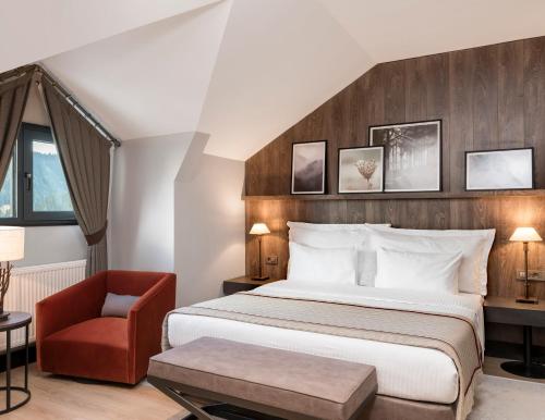 1 queen bed, 1 sofa bed