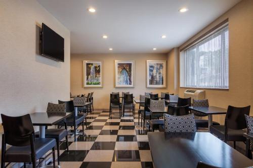 Best Western Plus Plaza Hotel - image 2