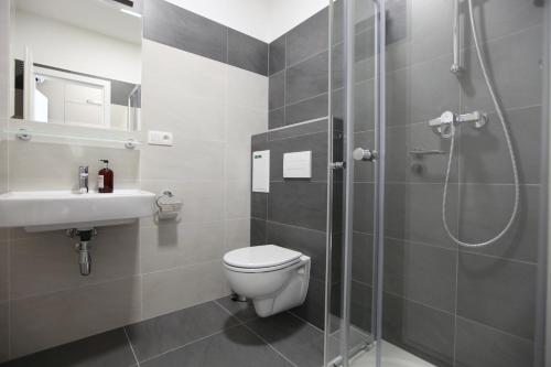 ห้องน้ำ, ซิตี้ เซ็นเตอร์ เบสท์ เพลส อพาร์ตเมนต์ (City Center Best Place Apartments) in บราติสลาวา