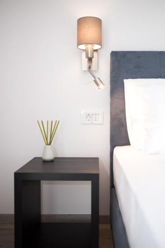 Deluxe Double Room with Balcony and City View image 8