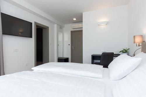 Deluxe Double or Twin Room with Balcony  and Sea View image 8