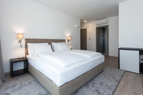Deluxe Double Room with Balcony and Sea View image 10