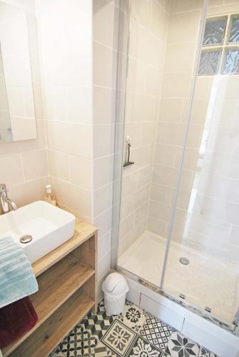 Bathroom, Chambre Montpellier Campanules (home sharing) in Saint Martin