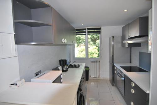 Kitchen, Chambre Montpellier Campanules (home sharing) in Saint Martin