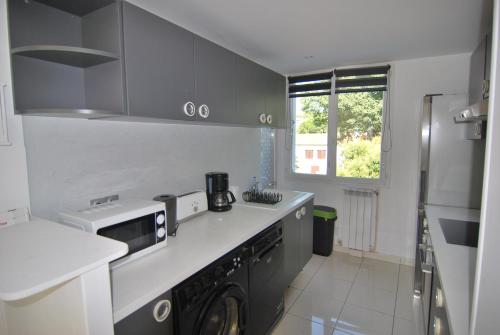 Kitchen, Chambre Montpellier Campanules (home sharing) in Saint Martin