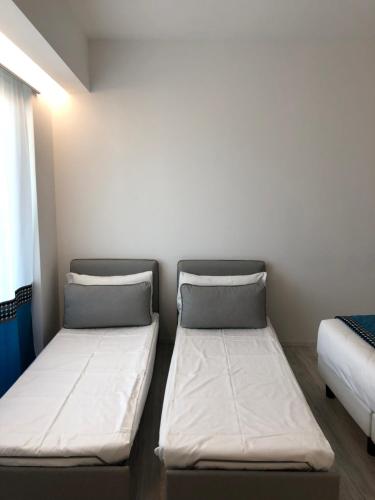 1 queen bed, 1 sofa bed