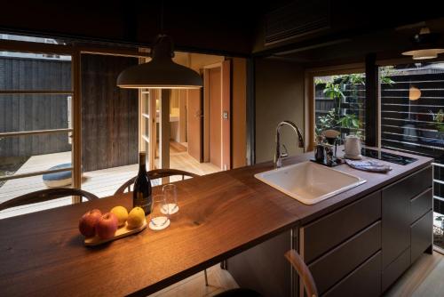 Kitchen, HOTEL KOO Otsuhyakucyo in Otsu