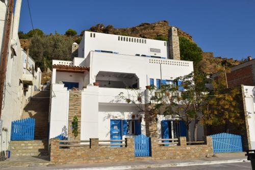  CLIO'S BEACH HOUSE - DELUXE BEACH FRONT PROPERTY in Órmos