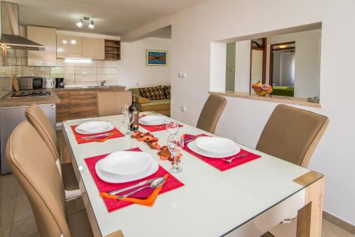 Holiday House Rosalia With Seaview And Swimming Pool in ซูซาน