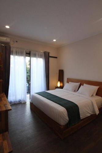 Deluxe Double or Twin Room with Pool View image 2