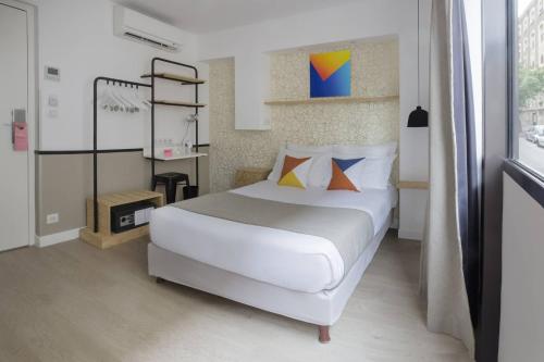 Hotel Izzy by HappyCulture Set in a prime location of Paris, Classics Hotel Porte De Versailles puts everything the city has to offer just outside your doorstep. The property features a wide range of facilities to make your sta