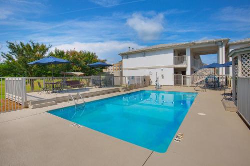مسبح, Motel 6 Albany, GA in الباني