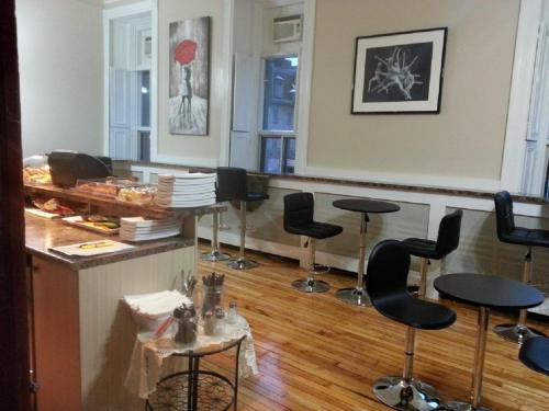 อาหารและเครื่องดื่ม, โรงแรมอาบรี ดู โวยาเฌอร์ (Hotel Abri du Voyageur) near อันเดอร์กราวน์ ซิตี้