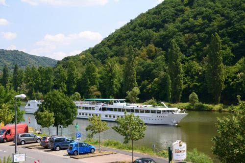 Weinhaus Thomas 4.0km von Wirfus entfernt