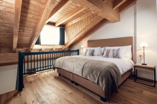 1 queen bed, 1 sofa bed
