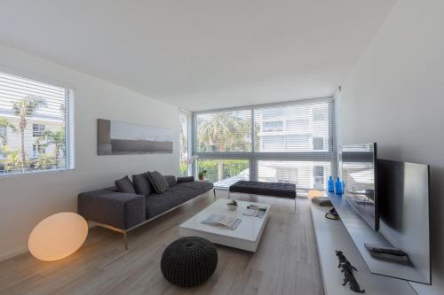 Beach Haus Key Biscayne Contemporary Apartments