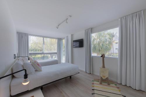 Beach Haus Key Biscayne Contemporary Apartments in 海灘地區