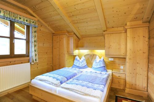 2 bedrooms, 3 beds