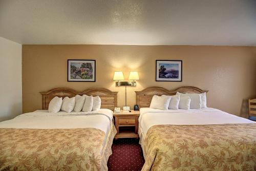 2 queen beds