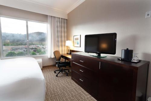 The Kanata Kelowna Holiday Inn Express Kelowna is conveniently located in the popular Central City area. The property has everything you need for a comfortable stay. Service-minded staff will welcome and guide you at Ho