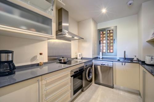 ห้องครัว, Garden home near the Beach in เรซิเนรา โบลาดิยา