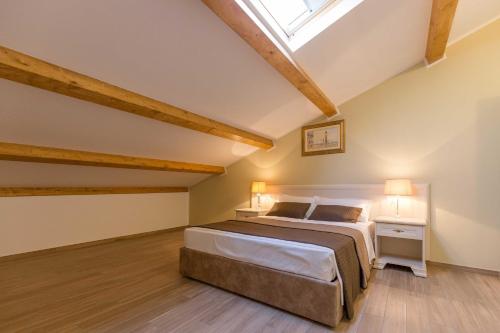 Large Double Room - Attic