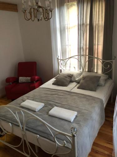 1 queen bed, 1 sofa bed