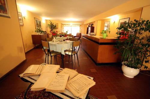 Паб/Коктейль-бар, Albergo I Longobardi in Чіусі