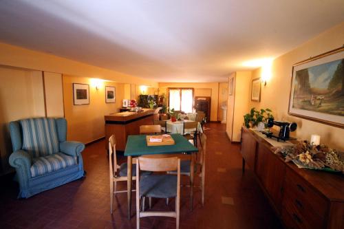 Паб/Коктейль-бар, Albergo I Longobardi in Чіусі