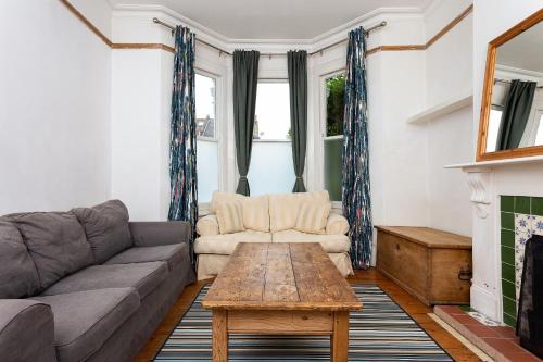 2 Bedroom Flat In Earlsfield, Wandsworth, London