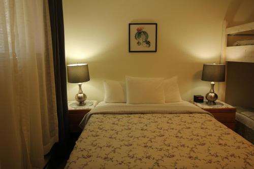 1 queen bed, 4 bunk beds