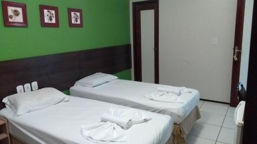 1 queen bed, 1 twin bed