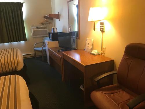 Rodeway Inn - image 2