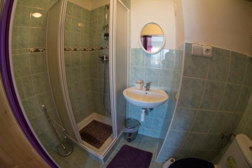 4 twin beds