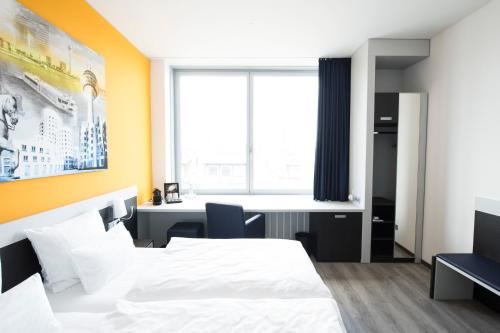 Standard Double Room with City View image 6