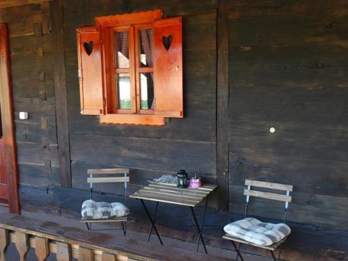 Pod orehom drvena kuca i sauna