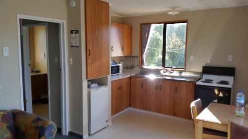 Kitchen, Moeraki Boulders Motel in Other