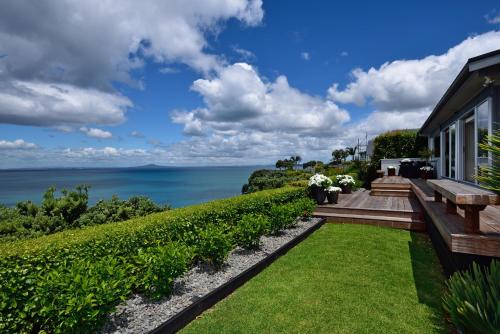 Luxury house with Clifftop Seaview - Accommodation - Whangaparaoa