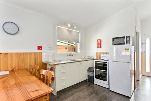 Kitchen, Masons Cottages in Taranna