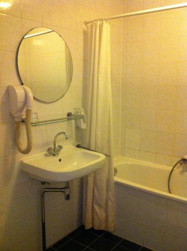 Delta Hotel City Center - image 3
